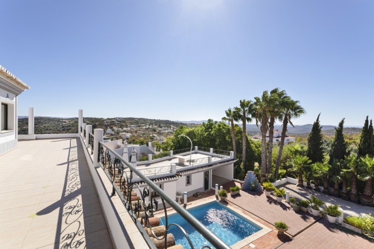 Okouzlující, prostorná vila s bazénem, výhledem na moře a hory na prodej, Loulé, Algarve