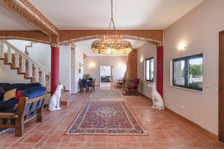 Okouzlující, prostorná vila s bazénem, výhledem na moře a hory na prodej, Loulé, Algarve