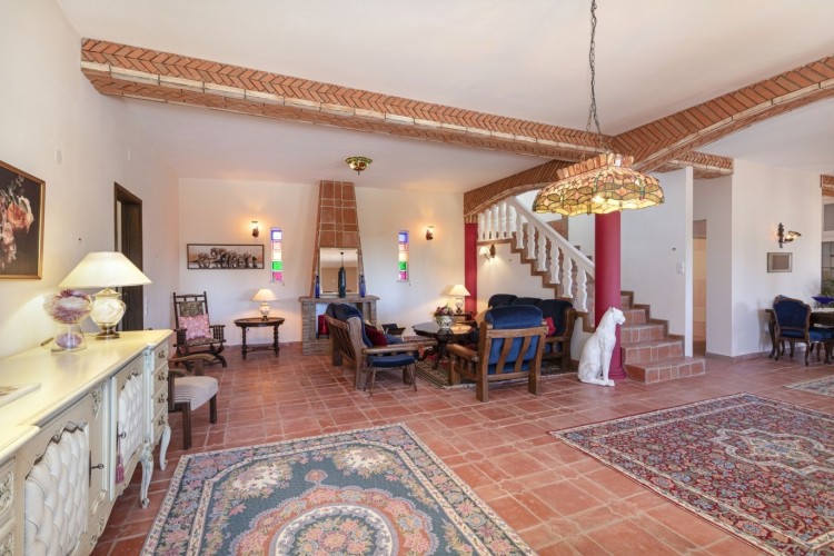 Okouzlující, prostorná vila s bazénem, výhledem na moře a hory na prodej, Loulé, Algarve