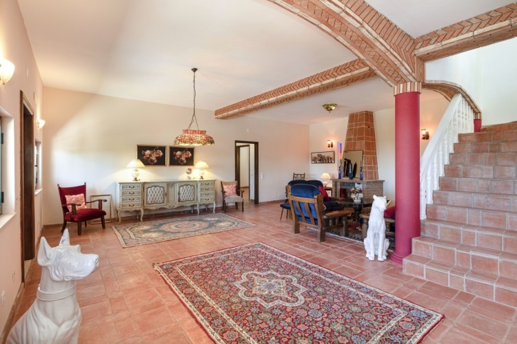 Okouzlující, prostorná vila s bazénem, výhledem na moře a hory na prodej, Loulé, Algarve