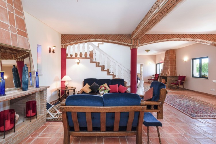 Okouzlující, prostorná vila s bazénem, výhledem na moře a hory na prodej, Loulé, Algarve