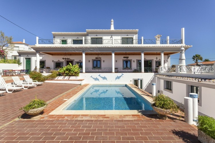 Okouzlující, prostorná vila s bazénem, výhledem na moře a hory na prodej, Loulé, Algarve
