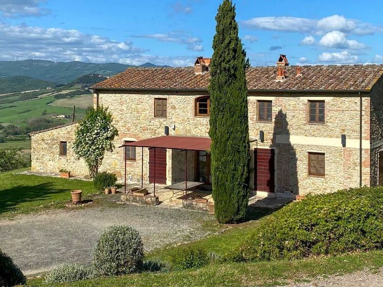 Půvabný statek s vinicemi a olivami na prodej, Montescudaio