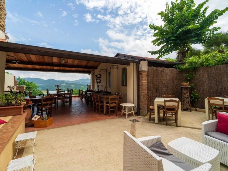 Půvabný statek s vinicemi a olivami na prodej, Montescudaio