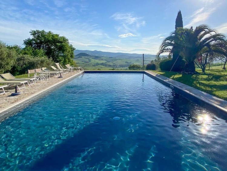 Půvabný statek s vinicemi a olivami na prodej, Montescudaio