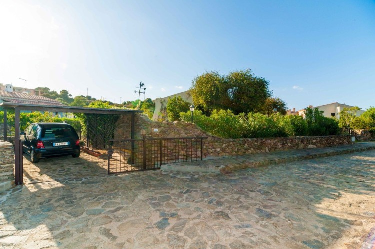 Středomořská vila s bazénem v Baia Sant'Anna