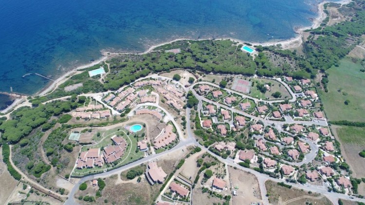 Středomořská vila s bazénem v Baia Sant'Anna