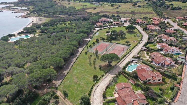 Středomořská vila s bazénem v Baia Sant'Anna