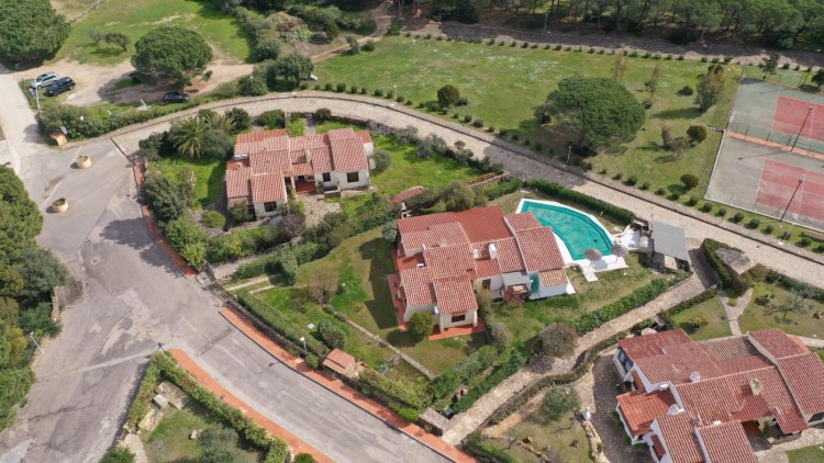 Středomořská vila s bazénem v Baia Sant'Anna