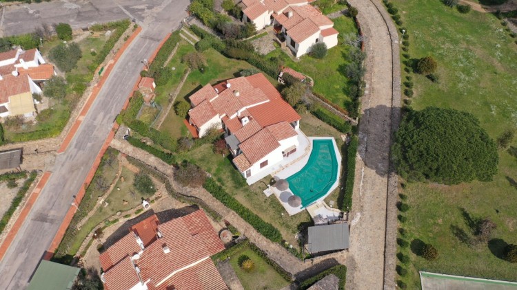 Středomořská vila s bazénem v Baia Sant'Anna