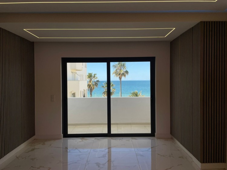 Moderní apartmán 50m od pláže s výhledem na moře na prodej, Algarve