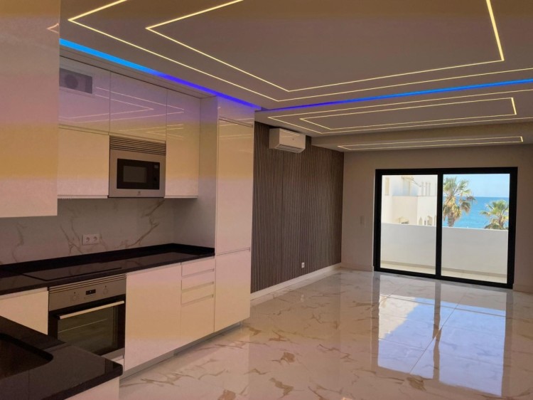 Moderní apartmán 50m od pláže s výhledem na moře na prodej, Algarve