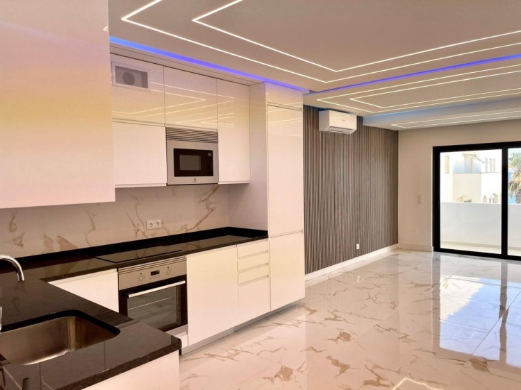 Moderní apartmán 50m od pláže s výhledem na moře na prodej, Algarve