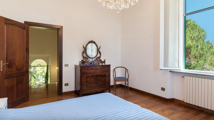 Šarmantní vila pár kroků od moře na prodej v Toskánsku