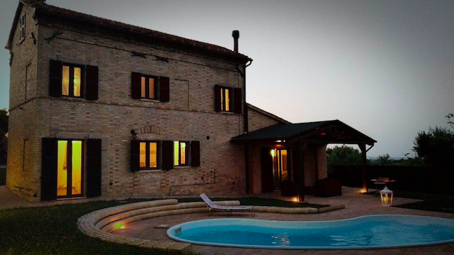 Pohledný dům s bazénem u Loro Piceno