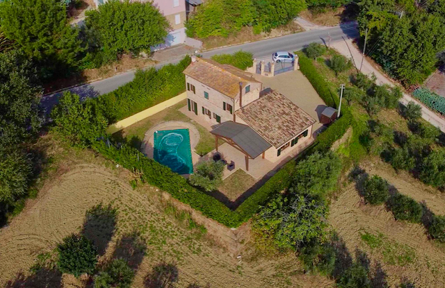 Pohledný dům s bazénem u Loro Piceno