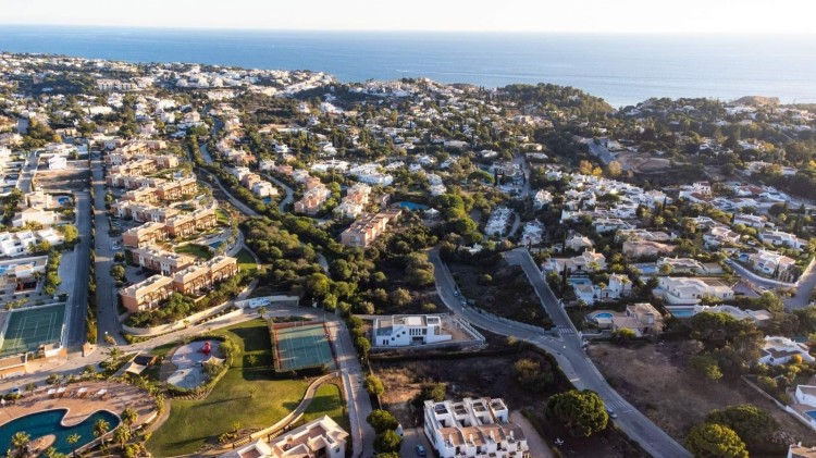 Luxusní vila s bazénem a výhledem na moře na prodej, Carvoeiro, Algarve