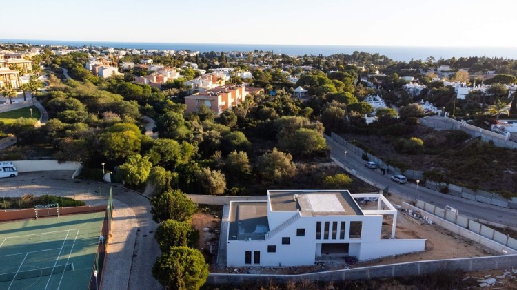 Luxusní nová vila s bazénem a výhledem na moře na prodej, Carvoeiro, Algarve