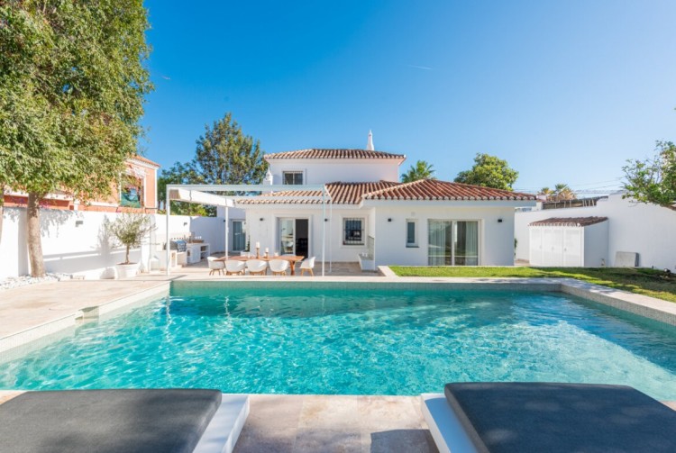Krásná vila na prodej v Nueva Andalucia, Estepona