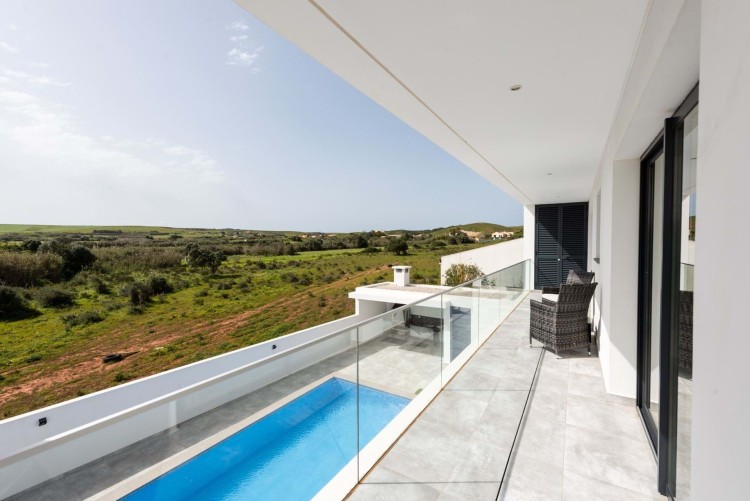 Moderní vila s bazénem na prodej ve Vila do Bispo, Algarve