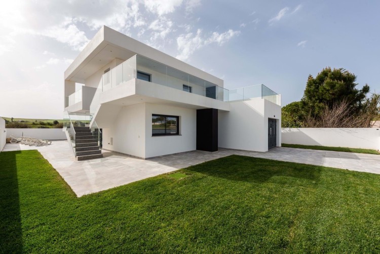 Moderní vila s bazénem na prodej ve Vila do Bispo, Algarve