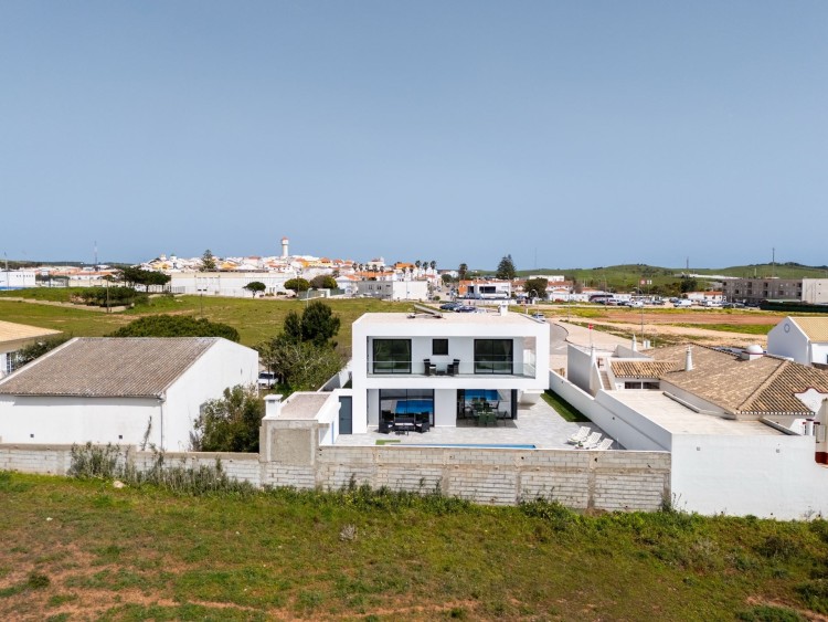 Moderní vila s bazénem na prodej ve Vila do Bispo, Algarve