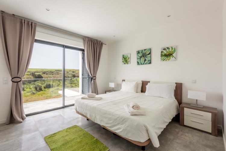 Moderní vila s bazénem na prodej ve Vila do Bispo, Algarve