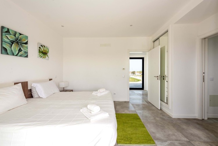 Moderní vila s bazénem na prodej ve Vila do Bispo, Algarve