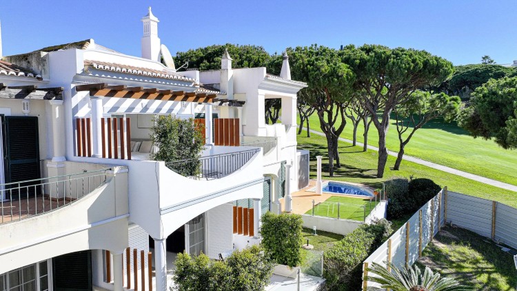 Krásná řadová vila u golfového hřiště na prodej, Vale do Lobo, Algarve