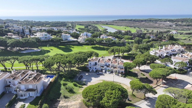 Krásná řadová vila u golfového hřiště na prodej, Vale do Lobo, Algarve