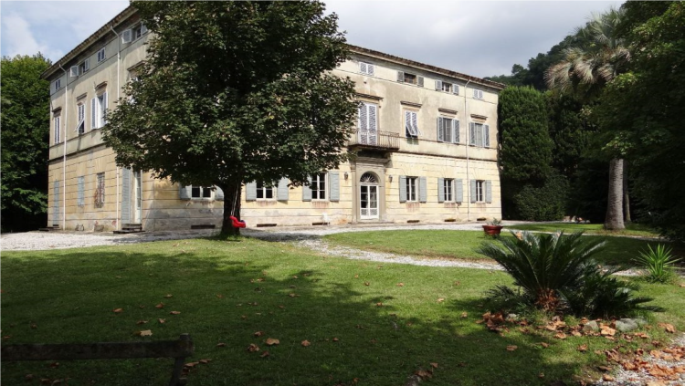 Historická vila s panoramatickým výhledem na prodej u města Lucca