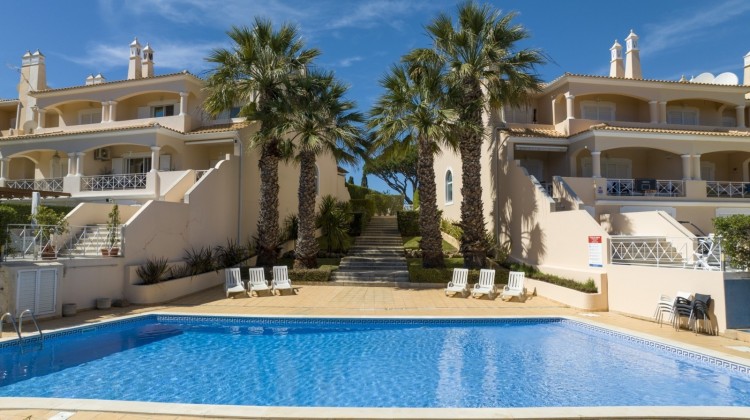 Elegantní řadová vila s bazénem v soukromém kondominiu na prodej, Vilamoura, Algarve