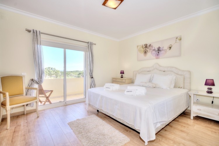 Elegantní řadová vila s bazénem v soukromém kondominiu na prodej, Vilamoura, Algarve