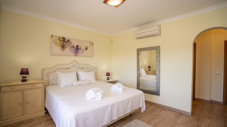 Elegantní řadová vila s bazénem v soukromém kondominiu na prodej, Vilamoura, Algarve