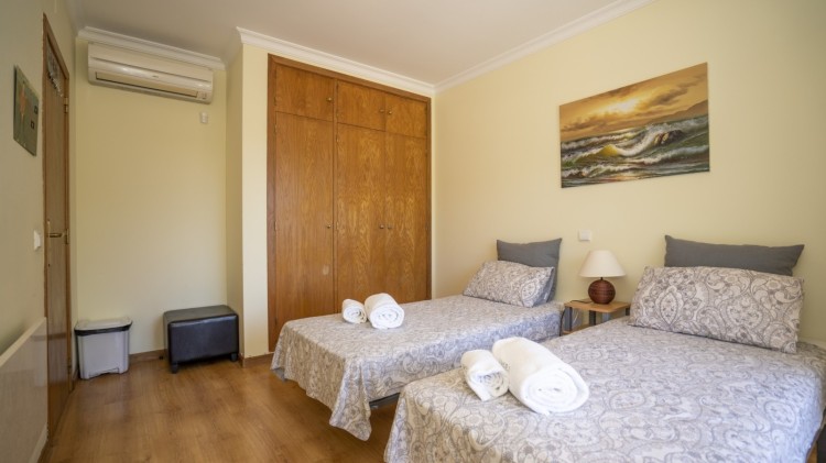 Elegantní řadová vila s bazénem v soukromém kondominiu na prodej, Vilamoura, Algarve