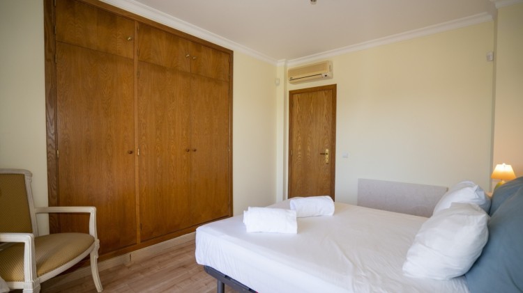 Elegantní řadová vila s bazénem v soukromém kondominiu na prodej, Vilamoura, Algarve