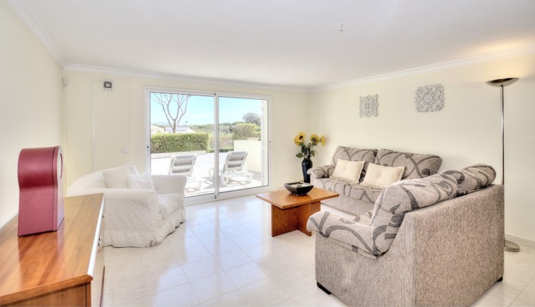 Elegantní řadová vila s bazénem v soukromém kondominiu na prodej, Vilamoura, Algarve