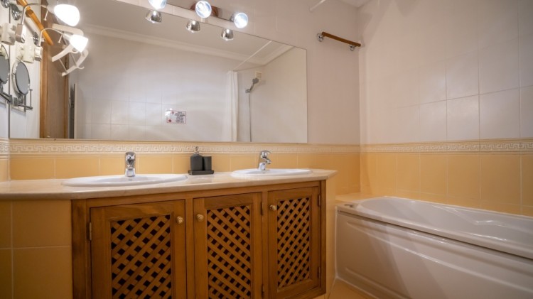 Elegantní řadová vila s bazénem v soukromém kondominiu na prodej, Vilamoura, Algarve