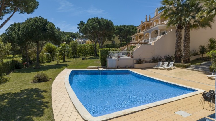 Elegantní řadová vila s bazénem v soukromém kondominiu na prodej, Vilamoura, Algarve