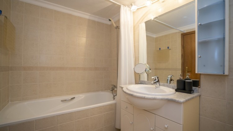 Elegantní řadová vila s bazénem v soukromém kondominiu na prodej, Vilamoura, Algarve