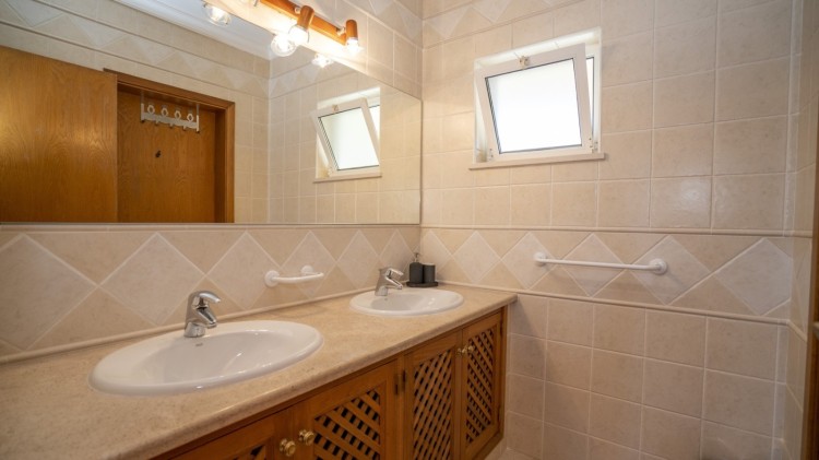 Elegantní řadová vila s bazénem v soukromém kondominiu na prodej, Vilamoura, Algarve