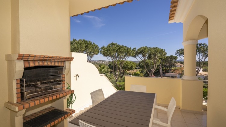 Elegantní řadová vila s bazénem v soukromém kondominiu na prodej, Vilamoura, Algarve