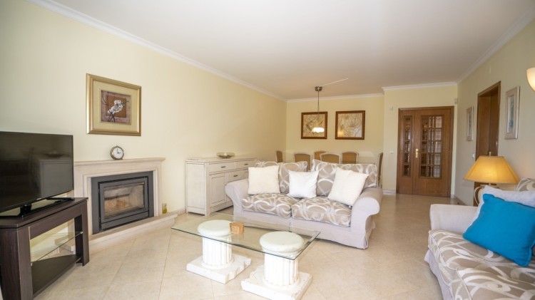 Elegantní řadová vila s bazénem v soukromém kondominiu na prodej, Vilamoura, Algarve