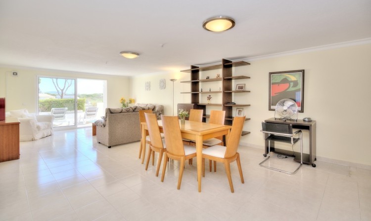 Elegantní řadová vila s bazénem v soukromém kondominiu na prodej, Vilamoura, Algarve