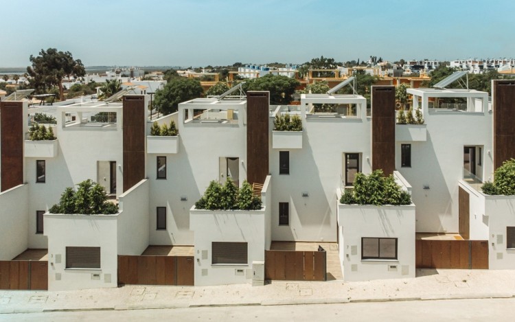 Nové, moderní vily s bazénem a fantastickou střešní terasou na prodej, Fuseta, Algarve