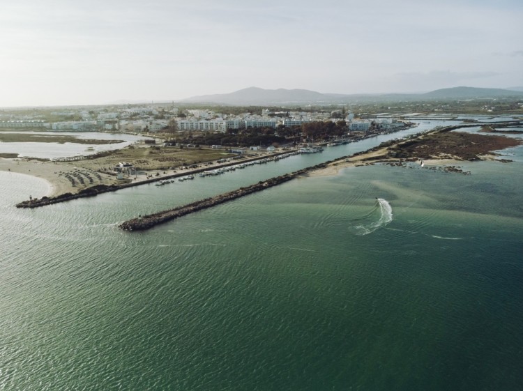 Nové, moderní vily s bazénem a fantastickou střešní terasou na prodej, Fuseta, Algarve