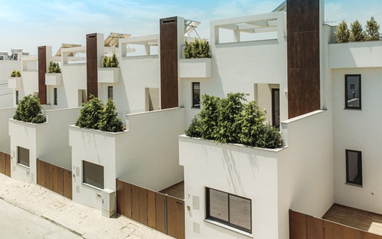 Nové, moderní vily s bazénem a fantastickou střešní terasou na prodej, Fuseta, Algarve