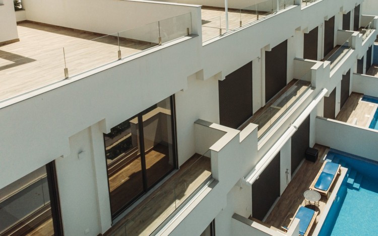 Nové, moderní vily s bazénem a fantastickou střešní terasou na prodej, Fuseta, Algarve