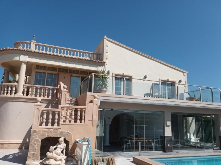 Nádherná vila na prodej u  moře v Calpe