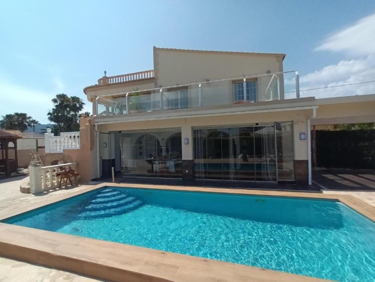 Nádherná vila na prodej u  moře v Calpe